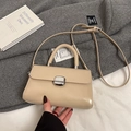 Elegante borsa a tracolla color albicocca in pelle PU appoggiata su un cappotto grigio - Cachi (Senza Ciondolo)