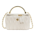 Borsa trapuntata beige con manico dorato e accessorio decorativo in metallo a fiore - Bianco