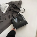 Borsa a secchiello vintage nera lucida in ecopelle con manici circolari e tracolla - Senza Ciondolo / Nero senza Ciondolo