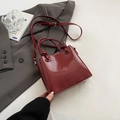 Borsa a secchiello vintage bordeaux in pelle cerata lucida con manico e tracolla - Senza Ciondolo / Rosso Vino Senza Pendente