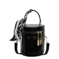 Elegante bolso cilíndrico negro con pañuelo de corazones y candados dorados - Negro