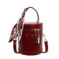 Bolso cilíndrico rojo de moda en cuero sintético brillante con colgantes dorados - Burdeos