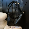 Minimalistische schwarze Hobo-Tasche aus weichem Leder mit goldenem Reißverschluss - Ohne Anhänger / Schwarz