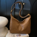 Vintage Hobo-Tasche aus weichem Leder in Karamellbraun mit verstellbarem Riemen und Schnallen - Ohne Anhänger / Braun