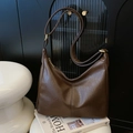 Vintage Hobo-Tasche aus dunkelbraunem Softleder mit verstellbarem Gurt und Goldbeschlag - Ohne Anhänger / Braun