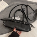 Schwarze Vintage-Baguette-Tasche mit Silberschnallen und verstellbarem Riemen im Detail - Ohne Anhänger / Schwarz