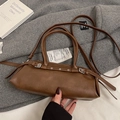 Braune Baguette-Tasche aus Leder mit Silberschnallen und verstellbarem Schultergurt für Damen - Ohne Anhänger / Braun