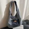 Tragetasche mit blau-weißem Karomuster, Jeans-Tasche und Kordelzug-Schleifen-Detail - Blau