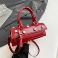 Chique rode baguette tas met studs, glanzende afwerking en zilveren klinknagels - Rood
