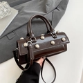 Sac baguette marron foncé en similicuir brillant avec des rivets argentés - Marron
