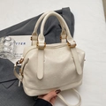 Bolso estilo almohada en piel PU blanco crema con grabados de perritos y herrajes oro - Sin colgante / Blanco Roto