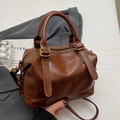 Bolso Boston de cuero marrón con dibujos de perros en relieve y asas doradas - Sin colgante / café