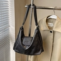 Borsa hobo vintage in ecopelle nera con doppie tracolle e patta di chiusura classica - Nero - Senza Ciondolo