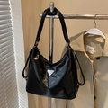 Schicke schwarze Tasche aus Wachsleder mit Glanzfinish und Metalldreiecks-Logo - Schwarz - Ohne Anhänger