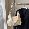 Borsa tote minimalista in morbida pelle bianco crema con logo e tracolla larga morbida - Bianco Sporco - Senza Pendente