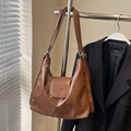 Borsa hobo retrò in morbida pelle marrone con tracolla regolabile e anelli in metallo - Marrone - Senza Ciondolo