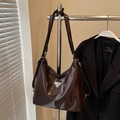 Dunkelbraune Hobo-Tasche aus Ölwachsleder mit charakteristischem Dreieckslogo-Detail - Kaffee - Ohne Anhänger