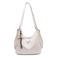 Schicke cremeweiße Tragetasche aus Wachsleder mit Baseball-Anhänger und Metalldetail - Beige Und Baseball-Anhänger