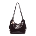 Dunkelbraune Shopper-Tasche aus Ölwachs-Leder mit Hochglanz-Finish und Sport-Anhänger - Kaffee mit Baseball-Anhänger
