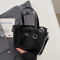 Borsa a secchiello nera minimalista con logo argento e tracolla regolabile - Nero - Senza Ciondolo