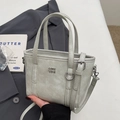 Secchiello grigio chiaro minimalista con tracolla regolabile e logo argento - Grigio senza Ciondolo