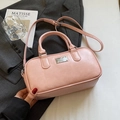 Borsa bowling in pelle opaca rosa con doppi manici e tracolla regolabile moderna - Rosa (Senza Ciondolo)