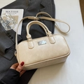 Borsa a bauletto beige minimalista con texture in pelle e targhetta in metallo argento - Crema (Senza Ciondolo)