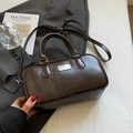 Borsa bowling in pelle marrone scuro lucida con manici e tracolla regolabile - Caffè (Senza Ciondolo)