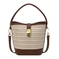 Minimalistische Stroh-Eimertasche mit dunkelbraunem Lederbesatz und Goldschloss - Gebrochenes Weiß
