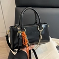 Petit sac carré en cuir ciré noir avec cordon orange et bandoulière en chaîne dorée - Noir (Avec Pendentif Nœud)