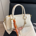Sac à main blanc en cuir ciré avec breloque cœur dorée et détail de corde orange - Blanc (Avec Pendentif Nœud)