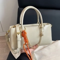 Sac fourre-tout carré en cuir ciré blanc crème avec chaîne dorée et breloque tissée - Vert (Avec Pendentif Nœud)