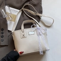 Beigefarbene Beuteltasche aus Öl-Wachs-Leder mit weißer Spitzenschleife und Metalldetail - Off-White - Ohne Anhänger
