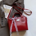 Bucket-Tasche aus rotem Öl-Wachs-Leder mit Spitzenschleife und silbernem Logo - Weinrot (Ohne Anhänger)