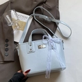 Minimalistische hellblaue Bucket-Bag aus Leder mit weißer Spitzenschleife und Logo - Blau - Ohne Anhänger