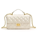 Mini borsa chic in vernice bianco crema con motivo trapuntato e catena dorata - Bianco