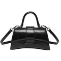Elegante borsa a mano in pelle lucida nera stropicciata con base curva e tracolla - Nero