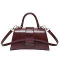 Borsa a trapezio rosso intenso in pelle lucida stropicciata con hardware in metallo - Borgogna