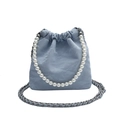 Borsa a secchiello azzurra increspata con manico di perle e tracolla a catena sottile - Blu