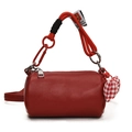 Bolso tipo almohada rojo moderno con asa de nudo, colgante de corazón y mosquetón rojo - Rojo