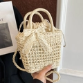 Borsa a tracolla in paglia intrecciata beige con fiocco in pizzo e manico ad anello - Bianco Sporco