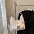 Sac fourre-tout beige en similicuir ciré avec plusieurs poches et boucles en métal argenté - Sans Pendentif / Blanc