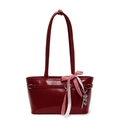 Bolso de hombro rojo en cuero brillante con colgante de corazón y cinta de cuadros - Burdeos