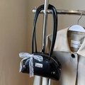 Glanzende zwarte lederen Boston-tas met witte kanten strik bedeltje op een rekje - Zwart (Geen Hanger)