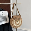 Bolso bandolera redondo de paja tejida con tapa de corcho y flores en beige natural - Caqui