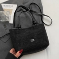 Borsa a secchiello nera in ecopelle goffrata con motivi graffiti e manici annodati - Nero - Senza Ciondolo