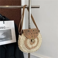 Bolso bandolera redondo de paja con solapa de corcho geométrica y correa de cuero marrón - Beis & Caqui