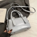 Hellblaue Handtasche aus weichem Leder mit Logo-Prägung und silbernen Metallfüßen im Detail - Blau (Ohne Anhänger)