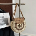 Bolso bandolera redondo de paja con solapa de estampado étnico y patrones de tejido - Blanco Roto & Café