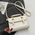 Minimalistische witte vierkante handtas met vintage gouden gespen en schouderriem - Gebroken Wit - Zonder Hanger